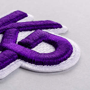 Patch brodé alphabet violet thermocollant en tissu, motif tissé - Product Image 1
