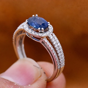 Anillo de Oro Blanco de 18k con Zafiro Azul Ovalado Natural y Halo de Diamantes, Diseño de Tallo Dividido, Joyas Memoria, Venta al por Mayor - Product Image 4