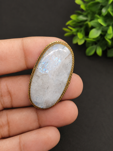 Pendentif en laiton à rainure en pierre de lune naturelle en gros |   Pendentif artisanal en laiton et pierres précieuses |   Bijoux plaqués or |   Fabrication OEM et ODM - Product Image 1