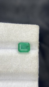 Émeraude naturelle certifiée du Zambie, taille octogonale, pierre à bon lustre, pierre précieuse non montée pour la création de bijoux, 1,01 carat - Product Image 1