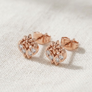 Boucles d'oreilles clous en or rose 14K avec motif floral en forme de cœur et accents de diamants de laboratoire pour femme - Idéales pour le quotidien, les fêtes et les cadeaux de fiançailles - Product Image 4