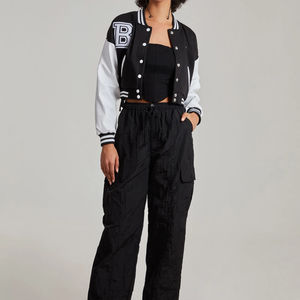 Veste courte de style universitaire pour femmes, nouvelle collection, broderie personnalisée, style crop top, veste universitaire pour l'hiver - Product Image 4