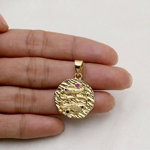 Colgante Medallón de Plata de Ley 925 Bañado en Oro con Dos Peces de Piscis y Circonitas Multicolor, Joyería Fina, Joyas de Recuerdo, Venta al por Mayor - Product Image 3