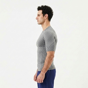 Rashguards de secado rápido, compresivos, transpirables y de alta calidad para hombres y mujeres, con diseño y logotipos personalizados. - Product Image 4