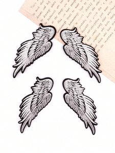 ป้ายปักลายปีกขนนกสีรุ้งสวยงาม ประดับเลื่อม ติดเสื้อผ้าได้ - Product Image 6