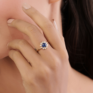 Hermoso Anillo de Oro Amarillo Puro de 14K con Zafiro Azul de Corte Cabujón Inspirado en Flores y Racimo de Diamantes, Proveedor de Joyería - Product Image 2
