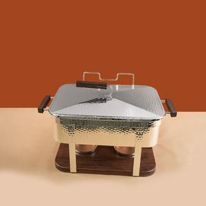 Plat à chafing rectangulaire en acier inoxydable martelé avec base et poignées en bois, chauffe-plats professionnel pour buffets et traiteurs hôteliers - Product Image 2