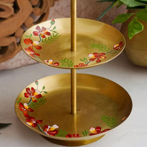 Soporte para pasteles de metal dorado de dos niveles hecho a mano con detalles florales pintados, varilla central y un mango superior redondo para servir. - Product Image 5