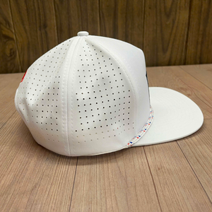 Gorra de golf impermeable con perforaciones cortadas a láser, visera plana, gorras de béisbol personalizadas con logotipo de PVC, goma o bordado deportivo. - Product Image 1