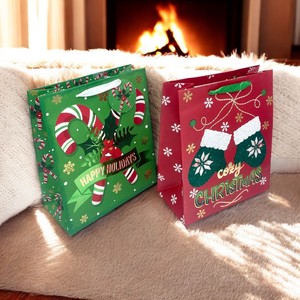 Bolsas de Regalo de Papel Rojo y Verde de Estilo Clásico Navideño Hechas a Mano, Ecológicas, con Estampado en Caliente, Hechas en Vietnam, con Asas de Papel Recubierto - Product Image 1