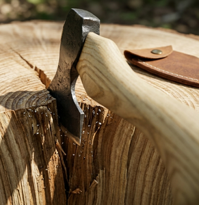 ขวานมินิอุตสาหกรรมทำมือจากเหล็กกล้าคาร์บอนสูง พร้อมด้ามไม้และปลอกหนัง รับผลิตตามแบบ ODM - Product Image 3