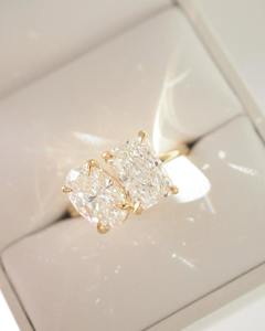 Anillo de Diamantes de Lujo de 4 Quilates en Forma Radiante y Ovalada, Anillo de Compromiso y Aniversario de Boda con Moissanita Toi Et Moi para Ella - Product Image 2