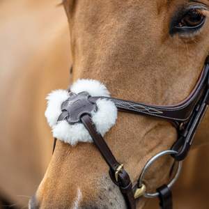 Cabezada para caballo OEM de cuero genuino trenzado a mano, ajustable, con nudos de futurity en cuero crudo beige y cuero marrón - Product Image 2