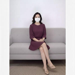 Ensemble de jupes personnalisées OEM très demandées pour femmes, comprenant un crop top à capuche avec impression de logo décontractée, idéal pour l'hiver. - Product Image 1