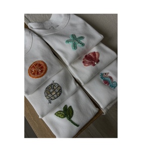Camiseta de manga corta con cuello redondo y bordado floral con cuentas para mujer, elegante, de primavera, talla personalizada, color blanco, para fiesta. - Product Image 1