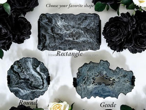 Plateau décoratif en résine époxy noire fait main, design géode, plateau de vanité, cadeau de pendaison de crémaillère, art fonctionnel en forme de géode - Product Image 2