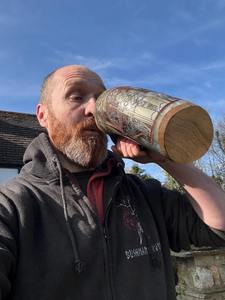 Taza de Cuerno Opulenta: Una Pieza Artesanal que Representa la Sofisticación Rústica - Product Image 3