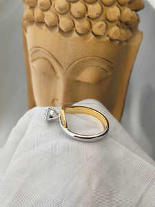 Anillo de Diamantes de Corte Redondo en Oro Blanco y Amarillo, Anillo de Compromiso de Dos Tonos con Engaste Clásico de Diamantes, Joyería Elegante y de Lujo - Product Image 4