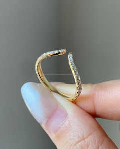 Anillo de Compromiso Abierto con Moissanita, Corte de Banda de Eternidad, Forma de V, Apilable, en Plata de Ley 925 con Engaste Pavé - Product Image 3