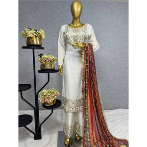 Beau costume pour femme avec broderie fantaisie et paillettes - Product Image 2