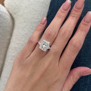 Bague à trois pierres en diamant radiant de laboratoire de 5 carats, bague de fiançailles Radiant et Trillion, certifiée IGI - Product Image 2