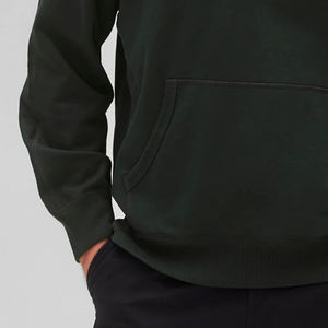 Design minimaliste, coutures durables et tissu confortable avec poignets côtelés, style pull-over / sweat à capuche pour homme avec logo personnalisé - Product Image 3