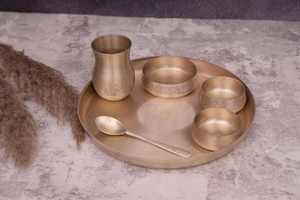 Juego de Vajilla de Latón Estilo Clásico BoldBlossom con Bandeja, Vajilla Reutilizable Ecológica para Uso en el Hogar y Hoteles - Product Image 3