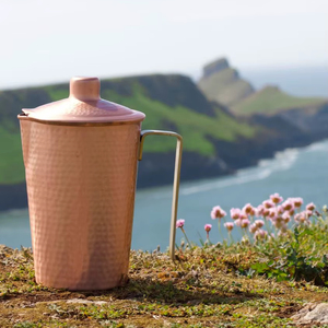 Carafe en cuivre avec couvercle et ensemble de tasses, vaisselle traditionnelle en métal pour servir l'eau et les jus, durable, réutilisable, pour la cuisine et la salle à manger - Product Image 1