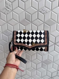 Étui de téléphone en cuir sculpté à la main par un designer unique 2026, motif damier élégant, portefeuilles multi-usages pour femmes - Product Image 5