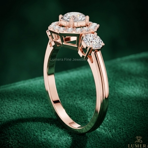 แหวนเพชรทรง Asscher คัต รูปแบบ Lumera เพชรเพาะเลี้ยง D VVS2 ตัวเรือนโรสโกลด์ ประดับเพชรรอบวงแบบสามเม็ด ดีไซน์หรูหราสำหรับผู้หญิง ได้รับการรับรองจาก IGI - Product Image 4
