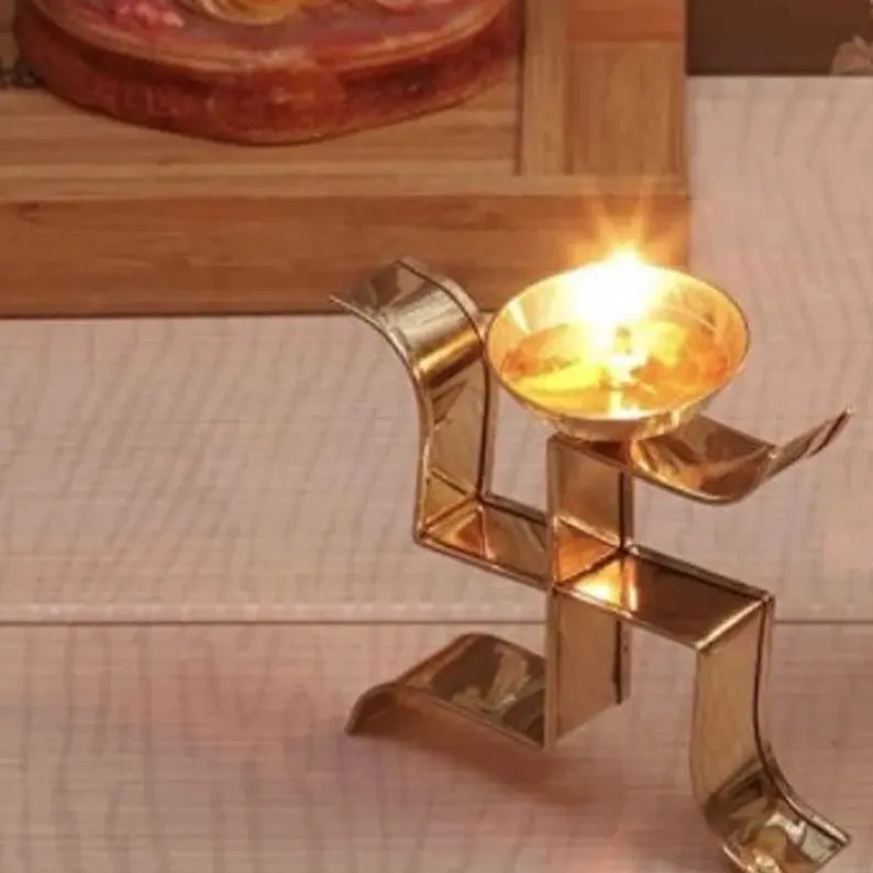 Lámpara de aceite de soporte Diya pequeña con forma de esvástica para el hogar Mandir Pooja artículos decoración regalos y velas Pooja regalo de Navidad