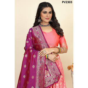 Lehenga Choli tradicional.

Obtén un toque tradicional a tu look adornando este Lehenga en material Jacquard embellecido con All-o - Product Image 1