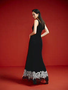 Robe BLACK POISE _ robe maxi moulante à col carré avec bordure en dentelle blanche combinée à de la dentelle blanche et noire - Product Image 2