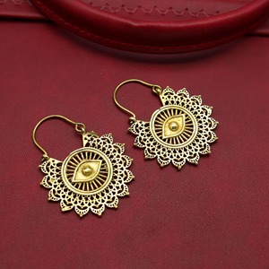 Boucles d'oreilles en laiton sur mesure, fabrication artisanale, design personnalisé, finition lisse, prix d'usine en gros, artisanat métallique - Product Image 5
