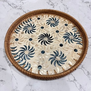 Ensemble de 2 plateaux ronds en rotin à motif printemps et été Décoration de table en nacre pour la maison - Product Image 3