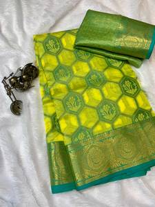 Blusa de contraste para fiesta, ropa india moderna, sari de seda verde lima para festivales con motivos de árboles tejidos y borde dorado Zari - Product Image 1