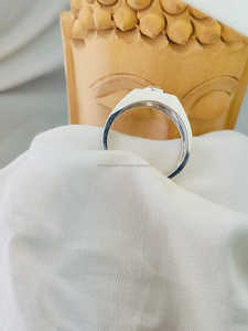 Diamante de corte brillante redondo engastado en oro blanco, un diseño moderno y elegante con bordes lisos, estilo seguro y un brillo refinado y llamativo. - Product Image 2