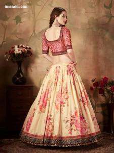 ผู้จัดจำหน่ายชุดเลเฮนกา-โชลี ผ้าออร์แกนซ่าคุณภาพสูง พิมพ์ลายดอกไม้ พร้อมงานปักดิ้นดอริ-ซารี-เรชซัม-เลื่อม จากอินเดีย - Product Image 6