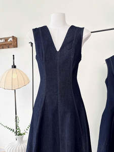 Robe midi en jean vintage sans bretelles, unie, sans manches, avec taille empire, en tissu respirant, idéale pour l'été et les tenues décontractées. - Product Image 3
