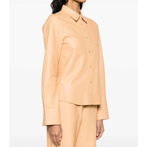 Chemise pour femme en similicuir beige à manches longues, col rabattu, boutonnée sur le devant, style minimaliste, longueur normale, tissu tissé - Product Image 4