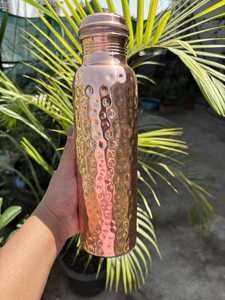 Botella de Cobre Hecha a Mano, Martillada, Reutilizable, con Recubrimiento Anticorrosión, Diseño Clásico, Regalo Empresarial, Botella para Bebidas, Frasco Ayurvédico para el Bienestar - Product Image 5