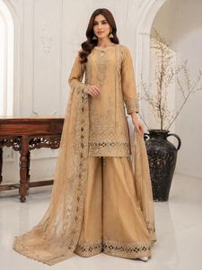 Conjunto de vestido de tres piezas de organza con bordados y adornos dorados - Product Image 4