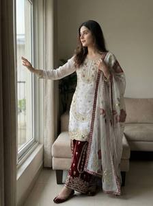 Ensemble salwar kameez en soie blanche avec pantalon en velours rouge et broderies dorées pour femmes, idéal pour les mariages et les fêtes - Product Image 2