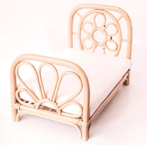 Lit enfant en rotin artisanal avec tête de lit florale, meubles en osier naturel pour chambre d'enfant, chambre à coucher, décoration intérieure - Product Image 1