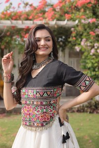 Conjunto de Lehenga Étnico Romano para Mujer con Encaje de Espejo y Trabajo Kutchi Gamthi, Traje de Diseñador para Festivales y Bodas - Product Image 5