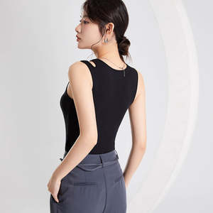 Débardeur court côtelé sculpté Urban Edge pour un style urbain, coupe rebelle, haut extensible sculptant le corps - Product Image 6