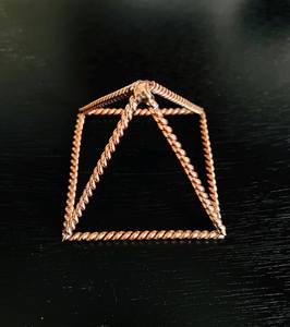 Pyramide en cuivre Yantra pour bureau, salle d'étude et lieu de travail, amélioration de la concentration, stimulant de la réussite et de la productivité - Product Image 6