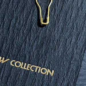 Étiquettes suspendues personnalisées haut de gamme avec estampage à chaud et finition gaufrée - Product Image 1