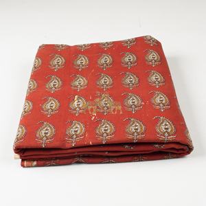 Tela de algodón Bagru estampada a mano con motivos florales para ropa y conjuntos de trajes para mujeres y hombres - Product Image 4