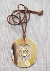 Collier de luxe fait main en corne au design élégant, idéal pour les occasions spéciales et les présentoirs de bijoux de mode - Product Image 5